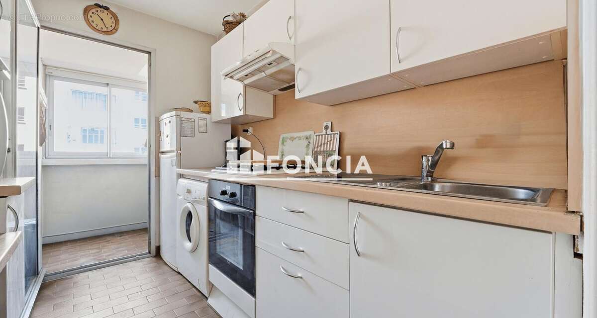 Cannes centre carnot dans residence securisee spacieux 2 pieces traversant balcon  loggia cave - photo 5