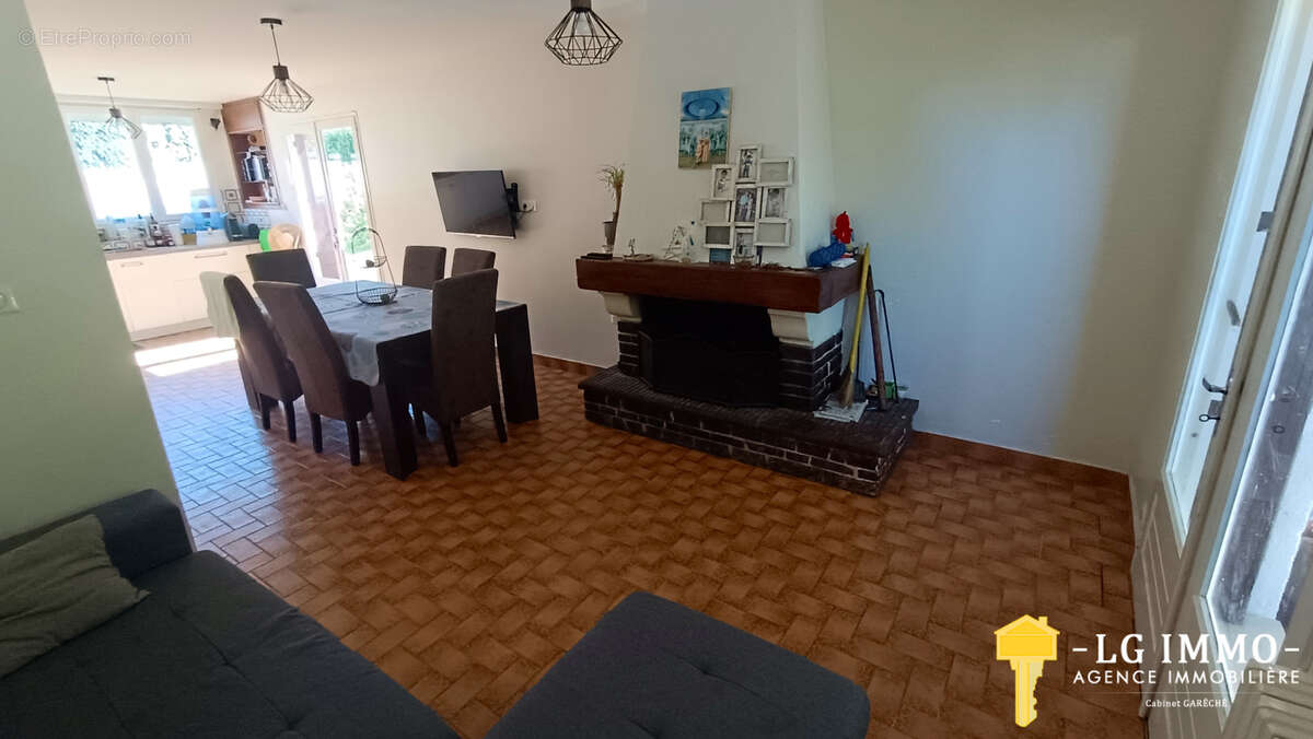 Maison de bourg, 4ch, studio, garages sur 971 m2 de terrain - photo 5