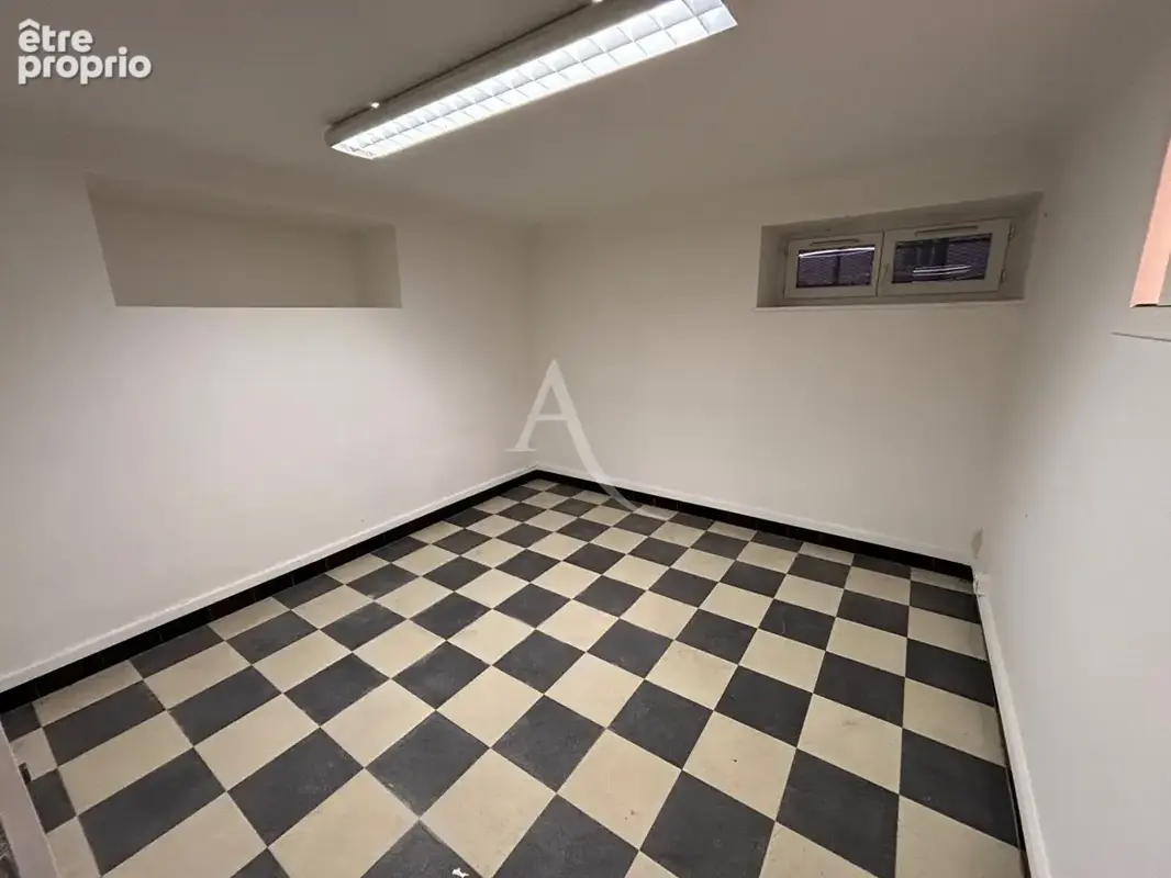 Entrepôt / local Stockage / atelier /MURS - Cannes 99 m² proche banane - photo 1