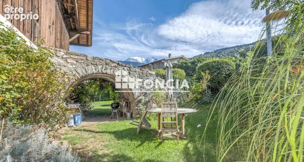 Authentique ferme de caractère avec grange à aménager et vue panoramique sur les montagnes environnantes - photo 1