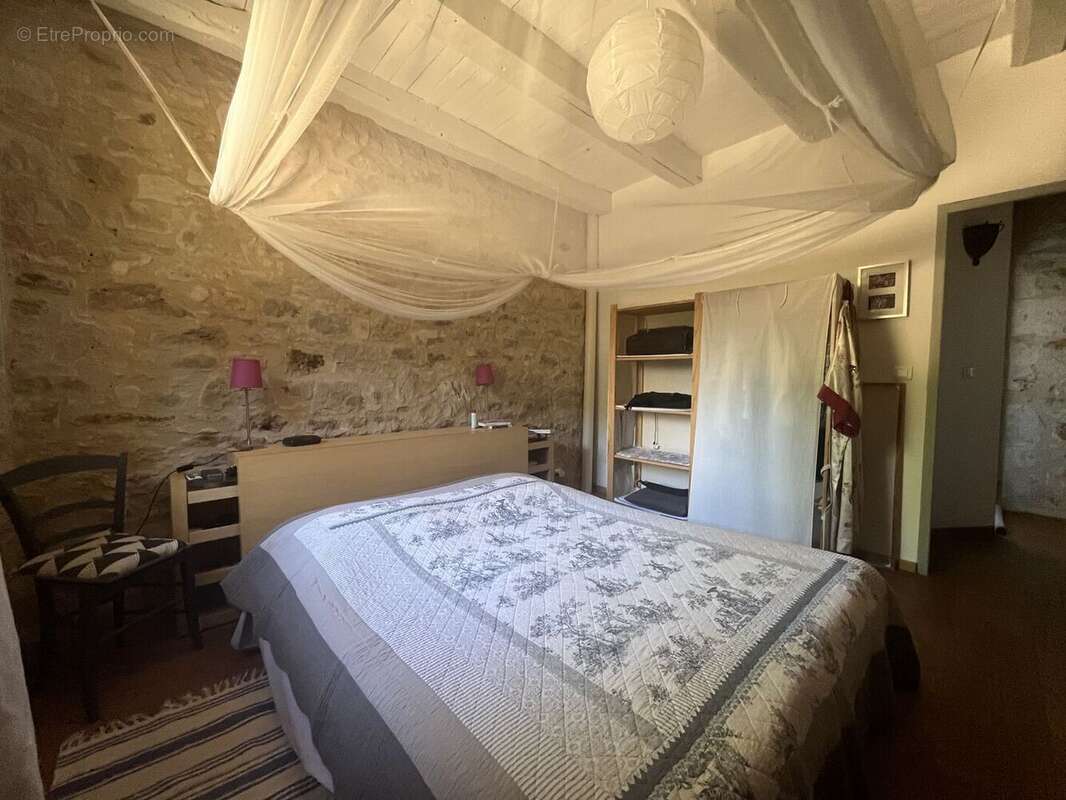 PROCHE FIGEAC – Authentique maison quercynoise en pierre de plain-pied avec grange - photo 8