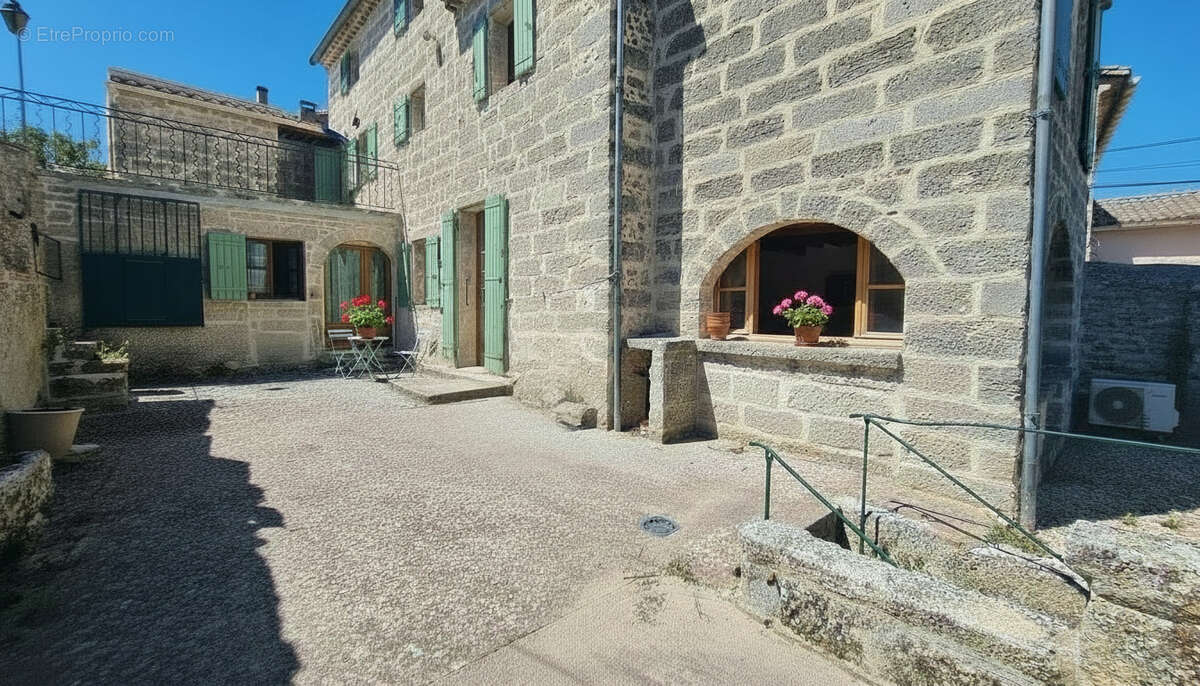Maison de village en pierre offrant un beau potentiel d'aménagement -  118 m2 environ, de type P5 avec garage - photo 4