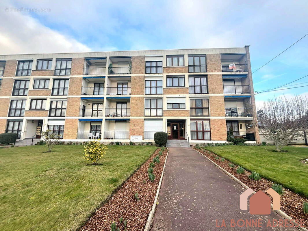 Façade avant batiment - Appartement à WATTRELOS