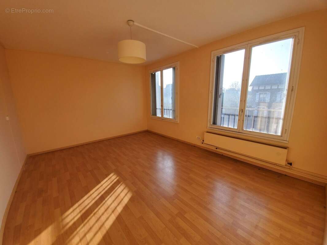 Commerce à MEZY-SUR-SEINE