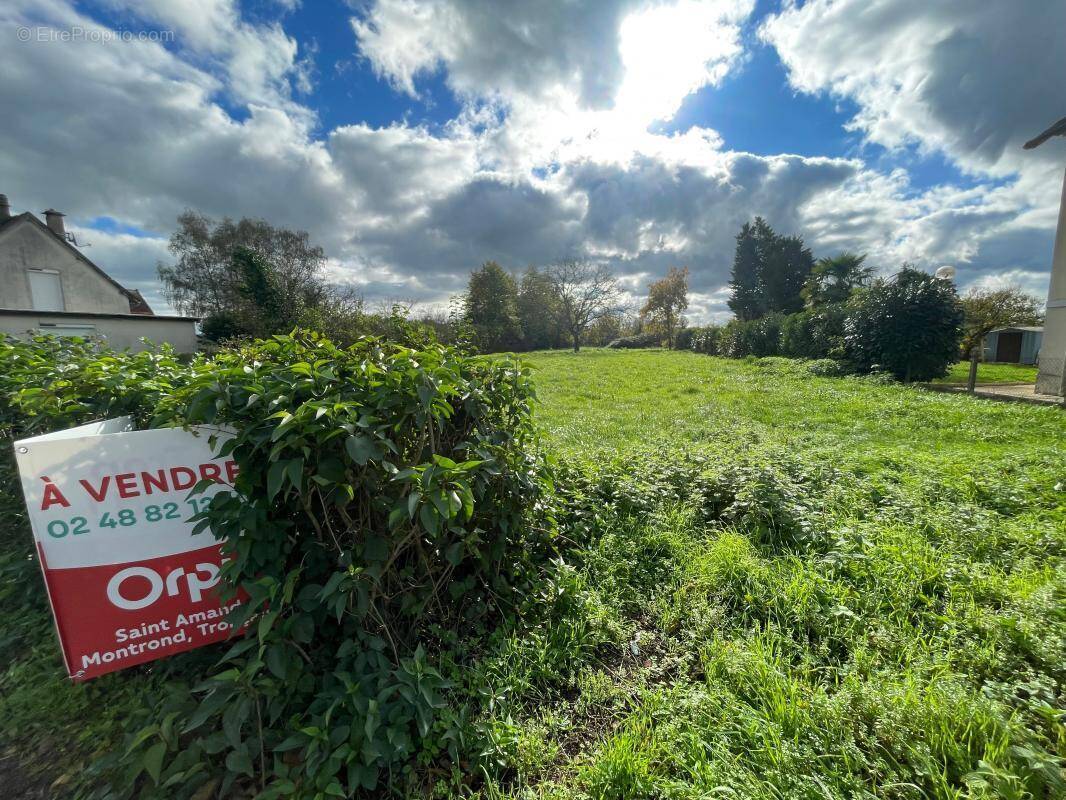 Terrain à CHARENTON-DU-CHER