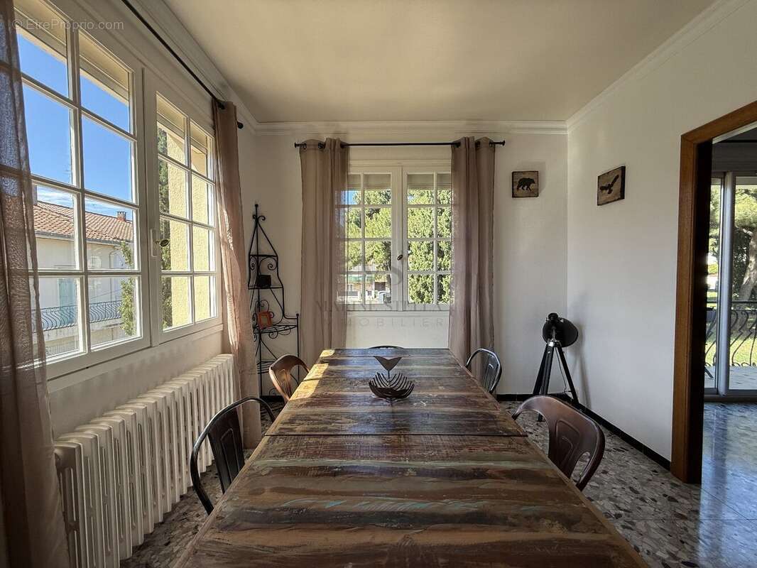 Maison en trois faces sur deux niveaux avec Garage. - photo 5