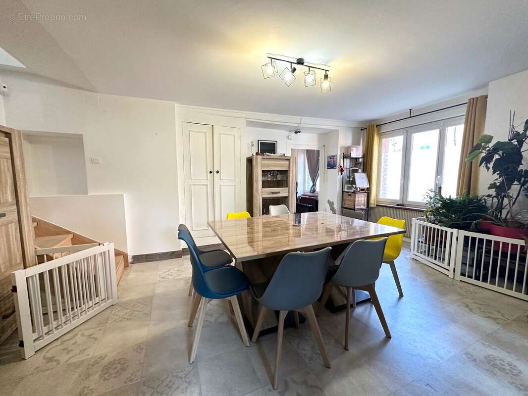 Séjour de 18.7 m² - Maison à BAGE-LE-CHATEL