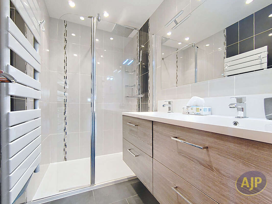 VITRE EN CAMPAGNE Maison  8 pièce(s) 257.84 m2 - photo 10