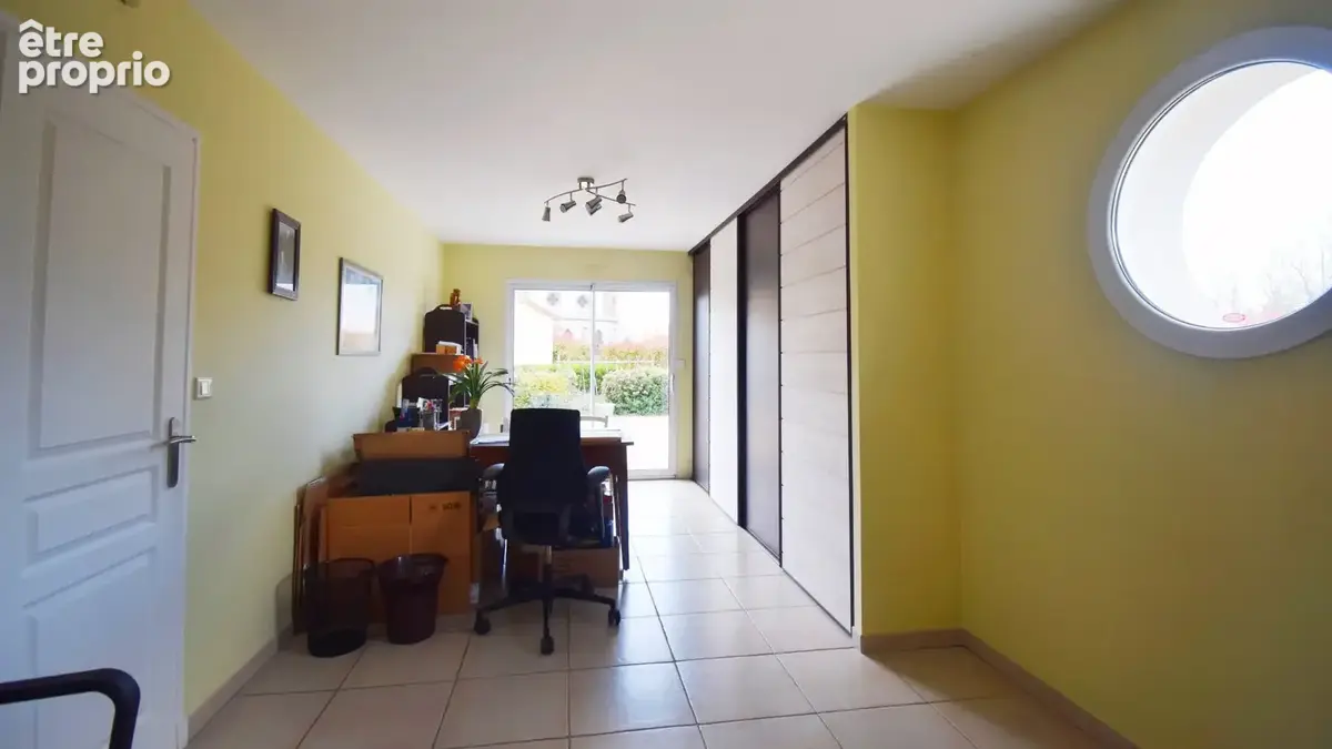 À VENDRE - Maison d'architecte avec piscine, dépendance aménagée et grange sur terrain arboré à 5 minutes de Vichy - photo 9