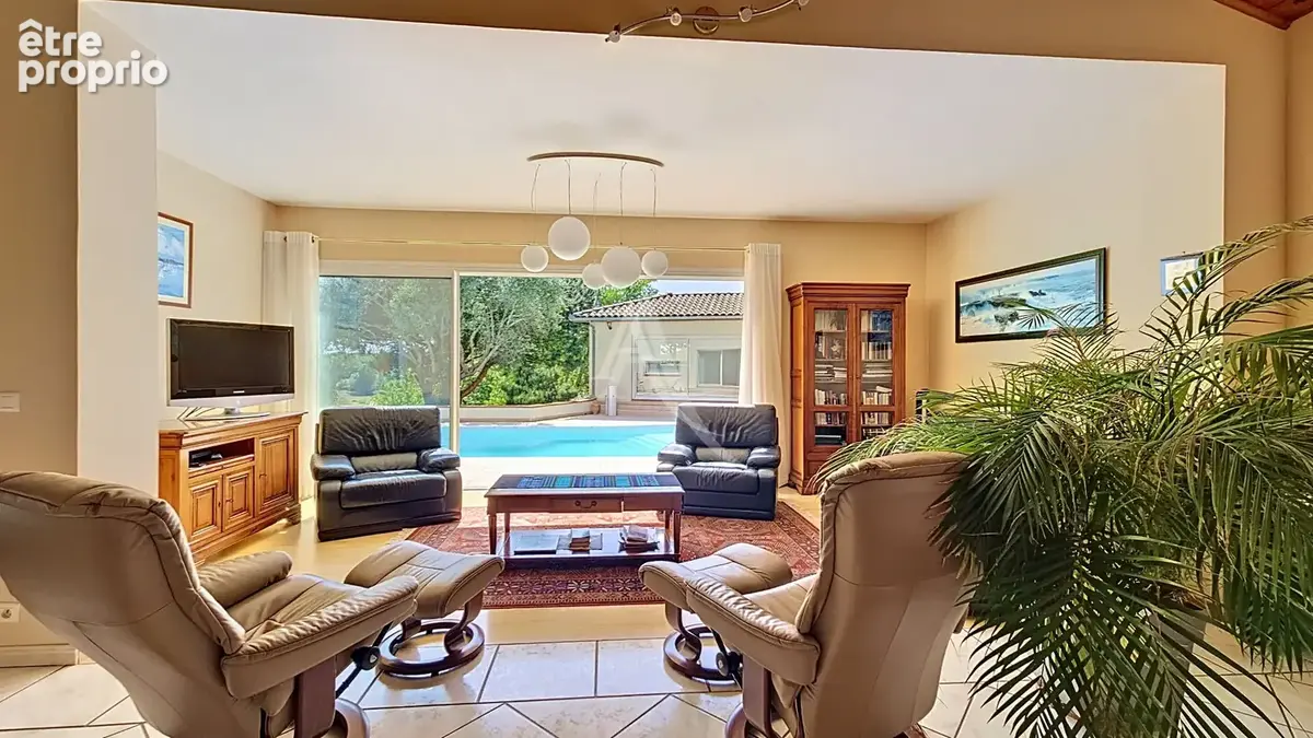 Vacquiers, villa principale, villa d'amis et  piscine - photo 5