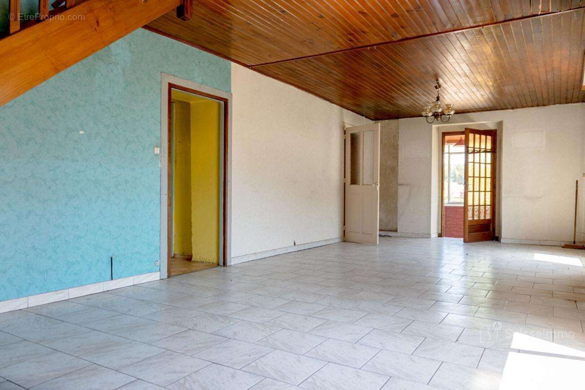 Maison à rénover avec beau potentiel sur terrain de plus de 8 ares - photo 2