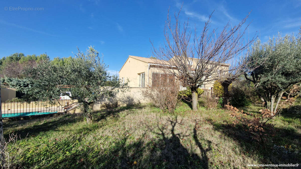 Maison à LA ROQUE-SUR-PERNES