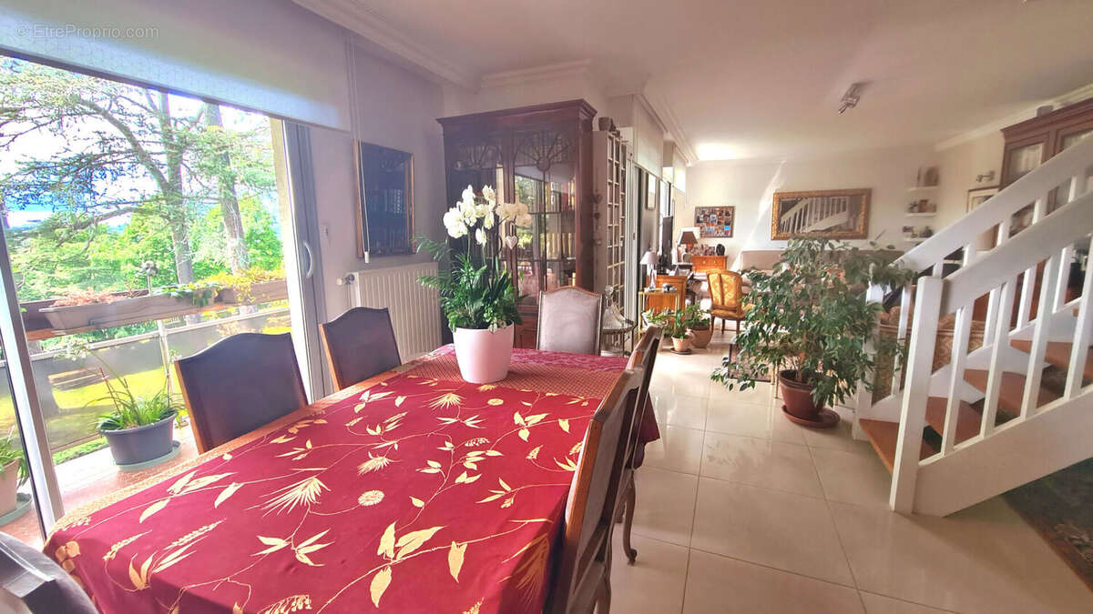 Appartement à SAINT-PRIEST-EN-JAREZ