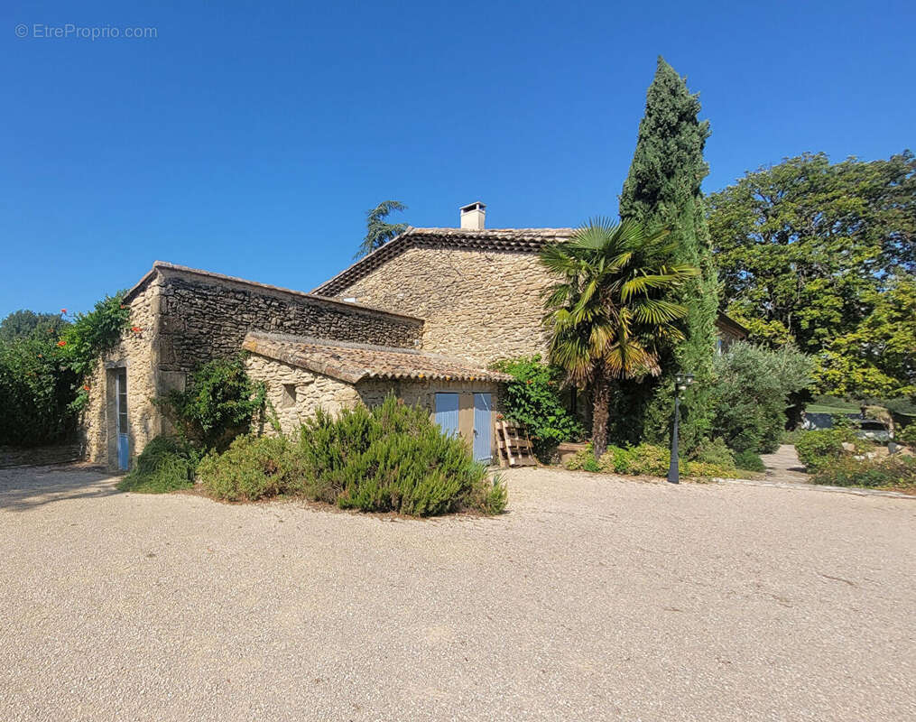 Propriété de charme en pierre avec gîte indépendant, piscine et vue exceptionnelle sur les 3 Becs - photo 2