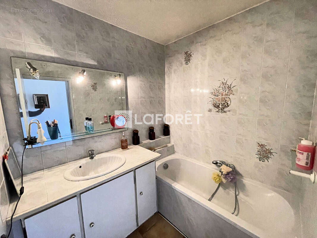 Appartement à SAINT-LAURENT-DU-VAR