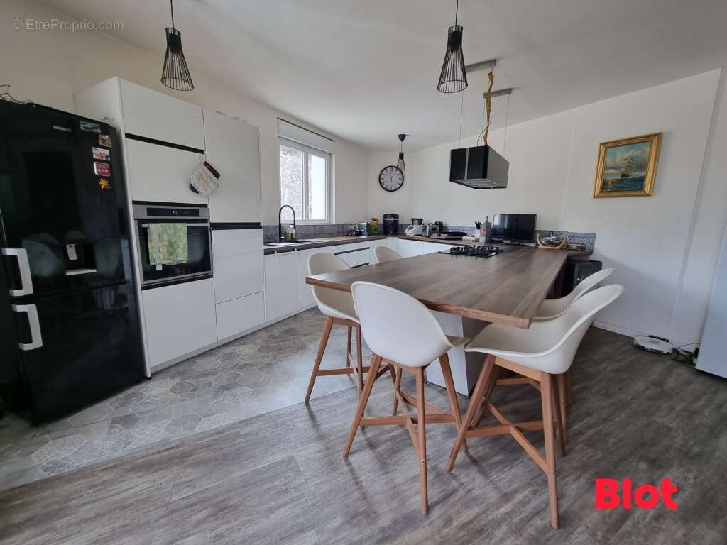 Maison 355 m² à Montreuil-Le-Gast  - photo 2