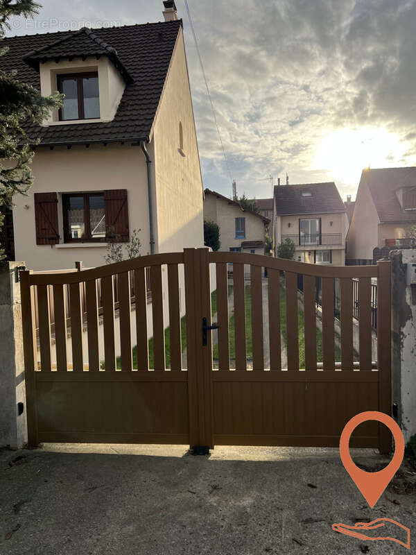 portail électrique - Maison à SARTROUVILLE