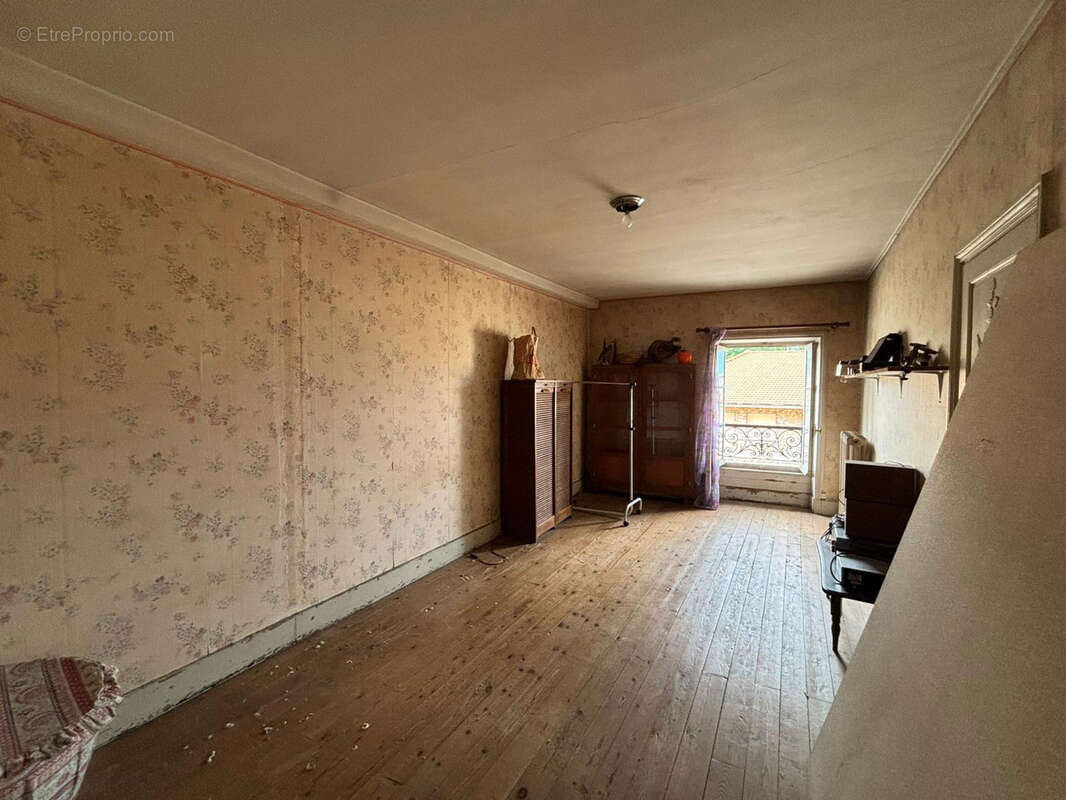 Maison à BAGE-LE-CHATEL