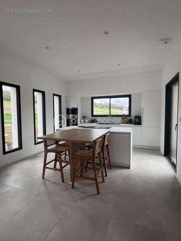 Maison à SAINTE-COLOMBE-EN-BRUILHOIS