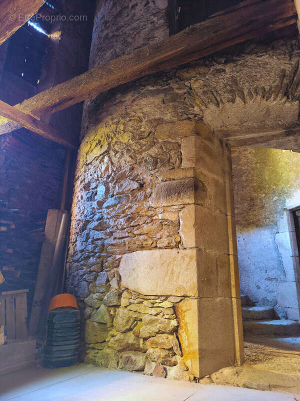 Maison à LIVINHAC-LE-HAUT