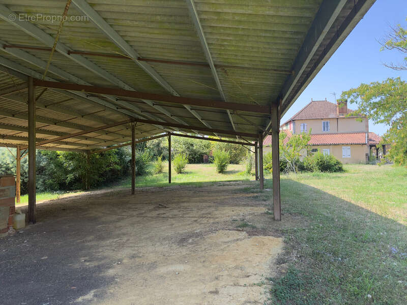 Maison de caractere 250 m2 habitables, garage en pierre 65 m2, hangar agricole 260 m2, jardin 5000 m2 - photo 4