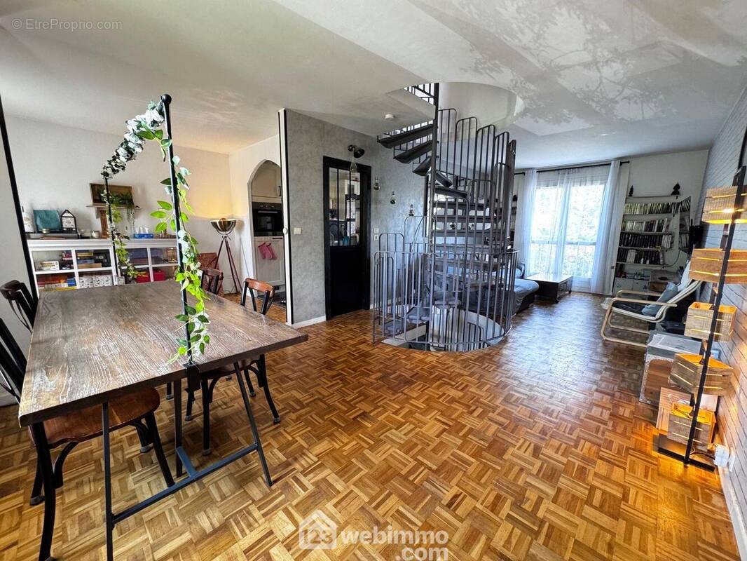 Nous retrouvons le salon - Maison à BONDOUFLE