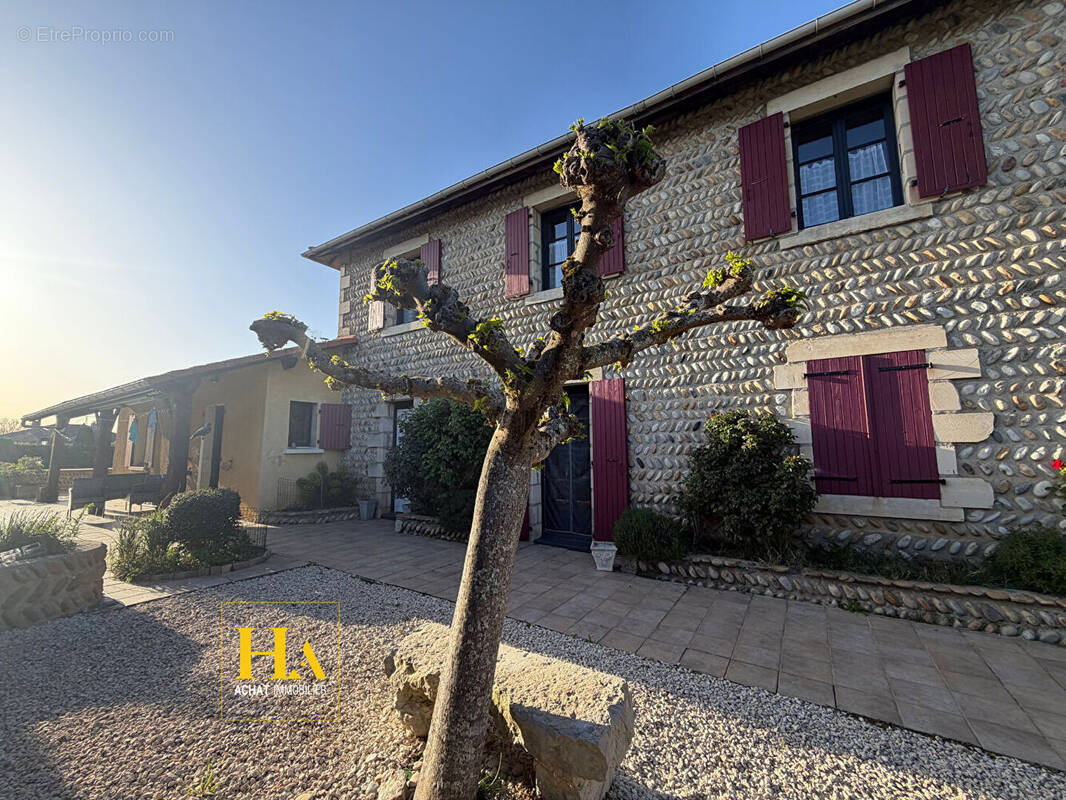 Maison à LE GRAND-SERRE