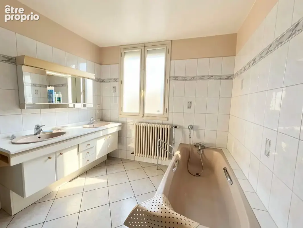 Maison familiale de bourg + annexes - photo 10