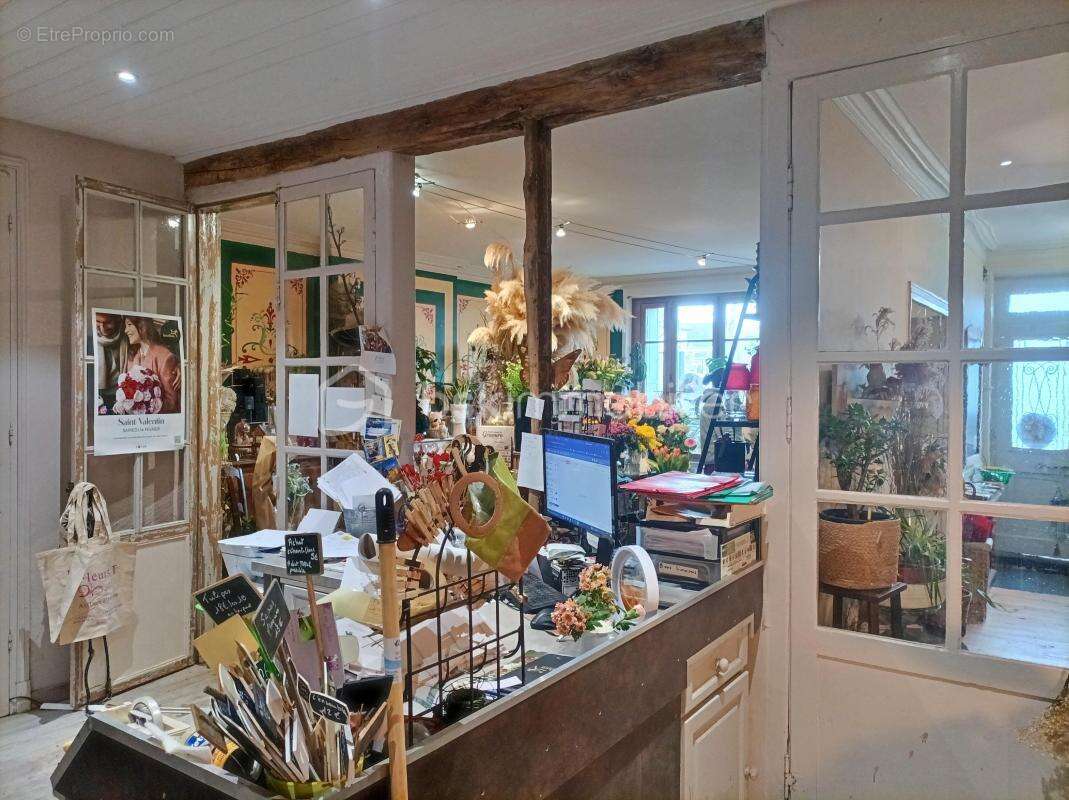 Immeuble idéal investisseur – Local commercial loué – Place principale de Cazals - photo 4