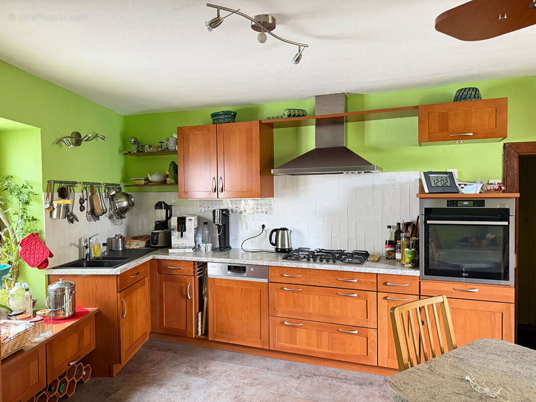 7 pièces - 5 chambres - 163,56 m2 habitables et 139 m2 aménageables - 197 m² de terrain - photo 3