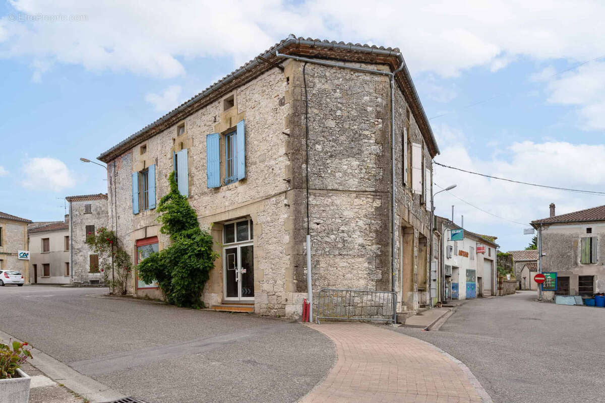 Commercial premises with accommodation - photo 2