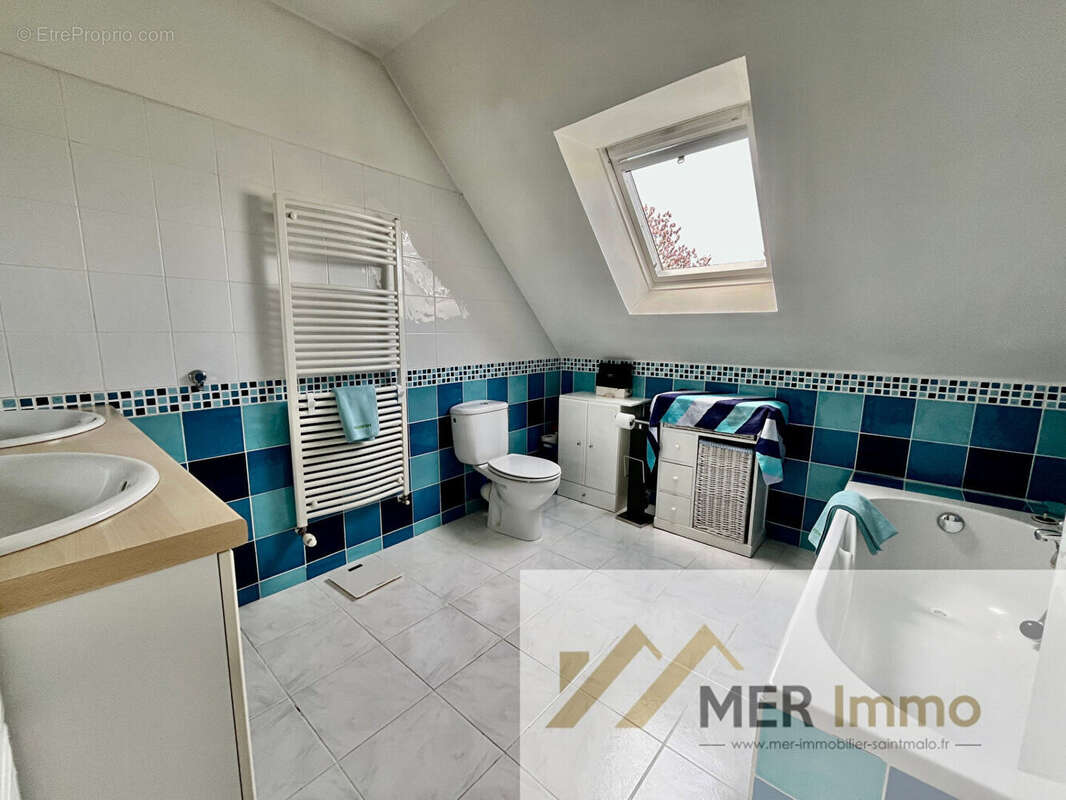SAINT-PERE. Maison d'environ 125 m2 avec 4 chambres et superbe jardin paysager - photo 6