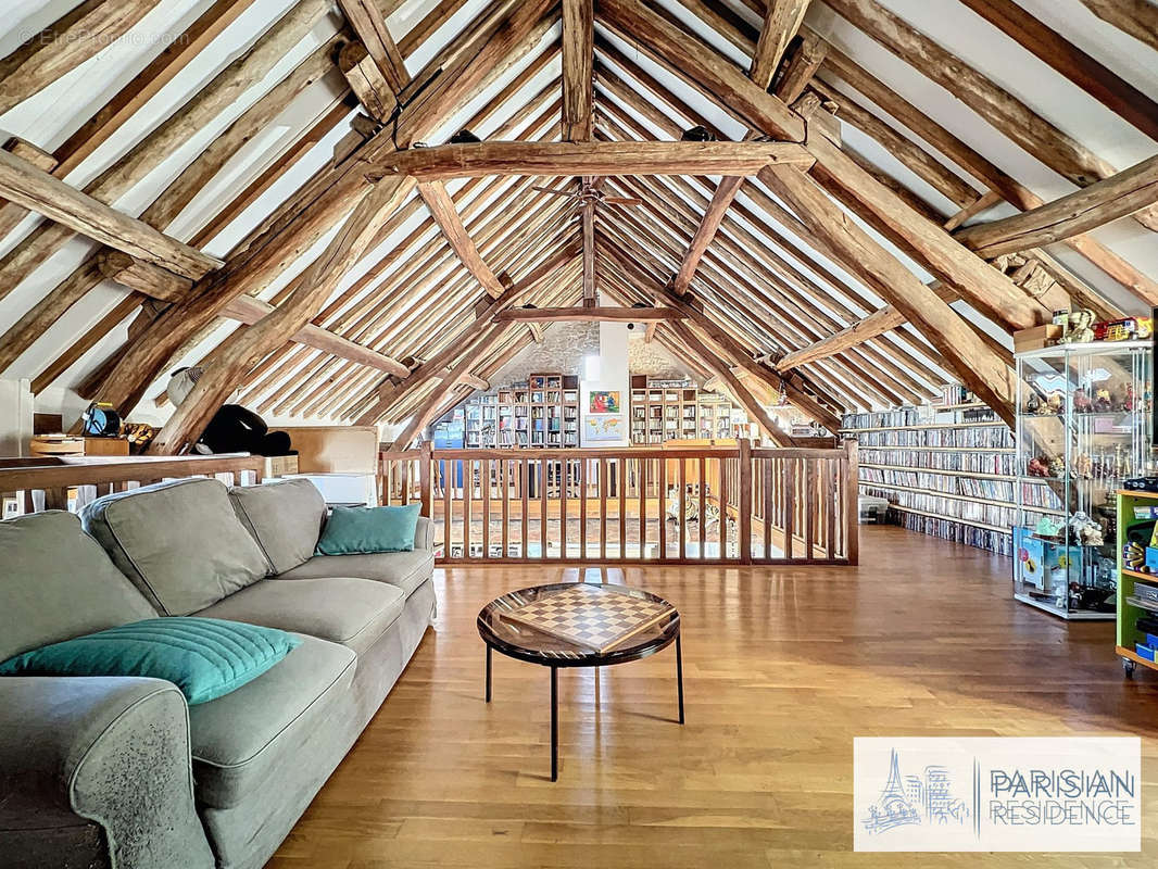 mezzanine couronnant le salon principal - Maison à MONTEREAU-FAULT-YONNE