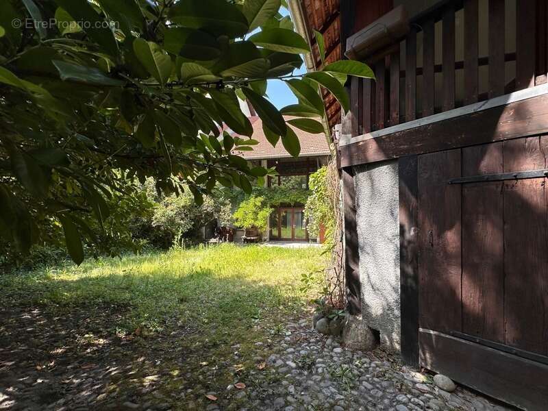  RARE & HISTORIQUE : Domaine d'Exception de 1824 – au cœur de Saint-Julien et aux portes de Genève ; avec local professionnel ou - photo 2