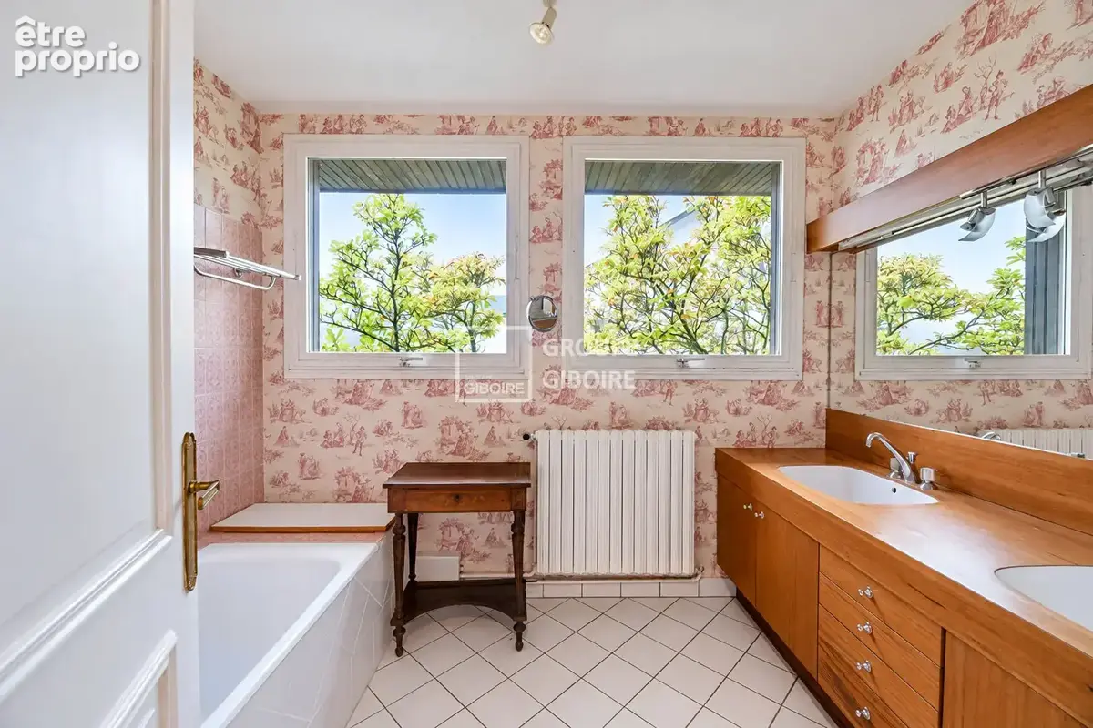 A vendre - Agence GIBOIRE - Maison d'architecte d'environ 222.6 m2 - Au coeur de Saint Grégoire - photo 9