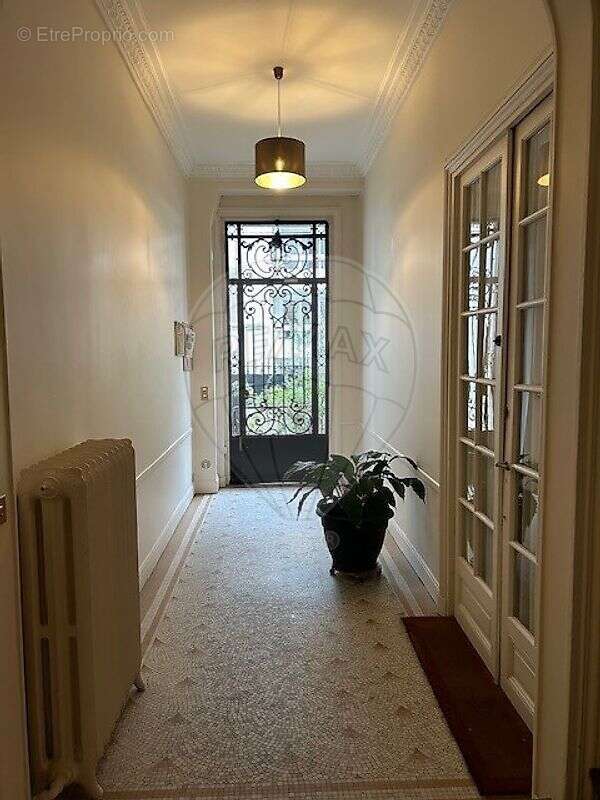 Appartement à PARIS-16E