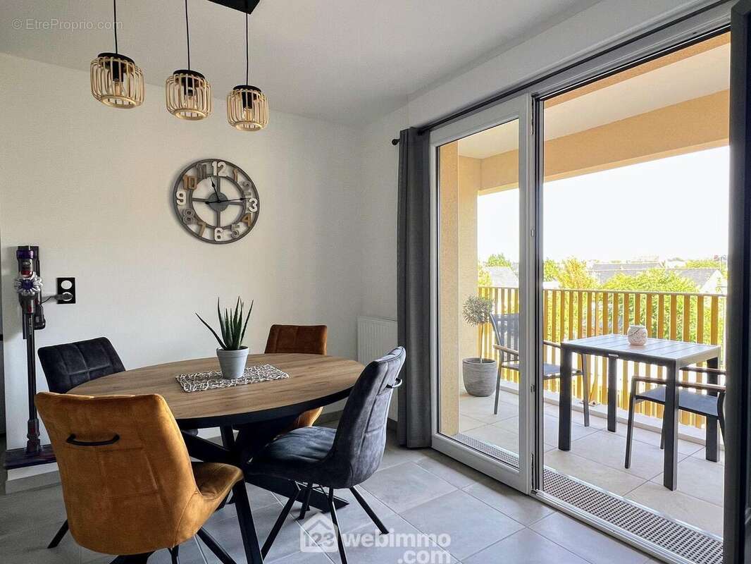 ... complète le séjour ouvert sur la terrasse. - Appartement à ANGERS