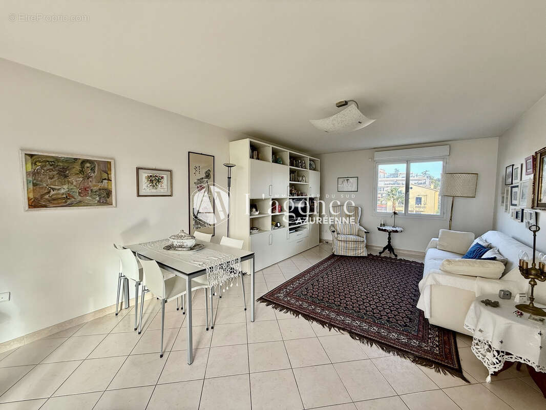 Appartement à SAINT-LAURENT-DU-VAR