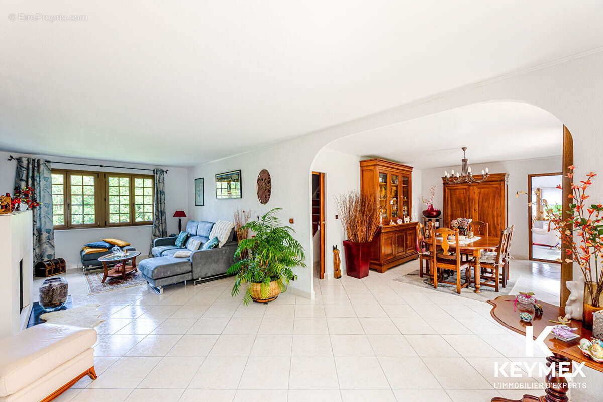 A 10 mn de Pontoise ,maison 7 pièces ,3 chambres,véranda panoramique ,sous sol total, spa ,terrain 2347 M² - photo 4