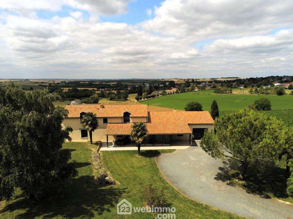 Maison prête à habiter, une vue dégagée, sans voisin proche. - Maison à MIREBEAU