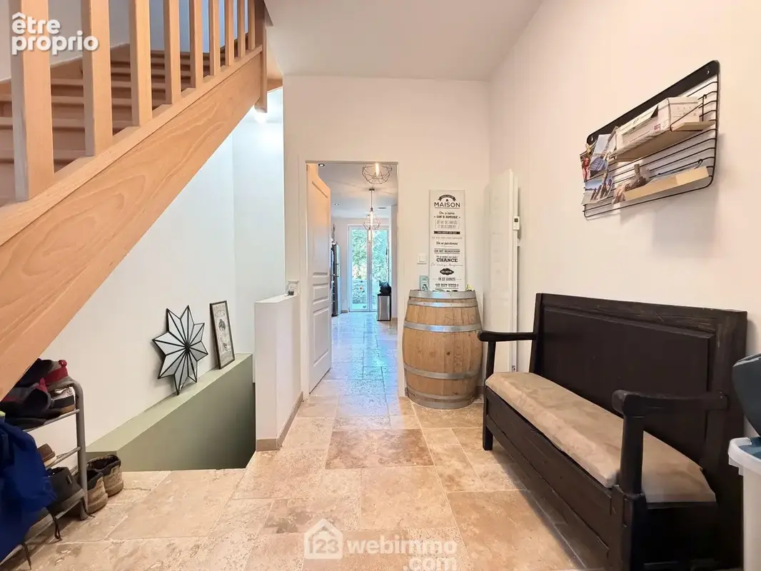 Découvrons l'intérieur, une entrée de 8 m² distribue ...