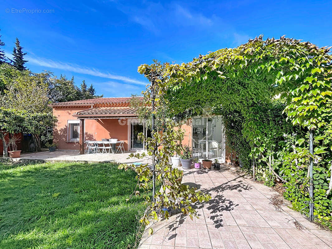 Maison à SAINTE-CECILE-LES-VIGNES