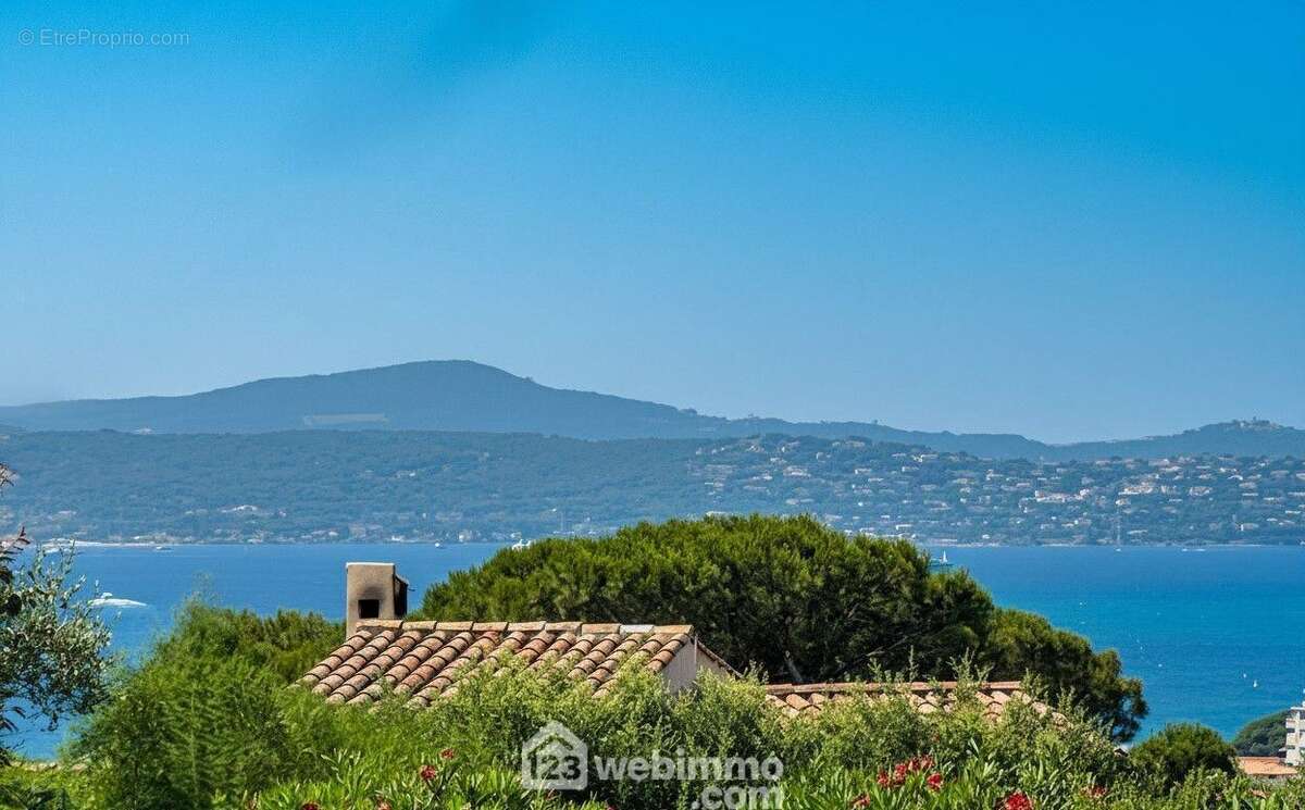 Vue dégagée jusqu?à la mer, un panorama qui s?invite au quotidien. - Maison à SAINTE-MAXIME