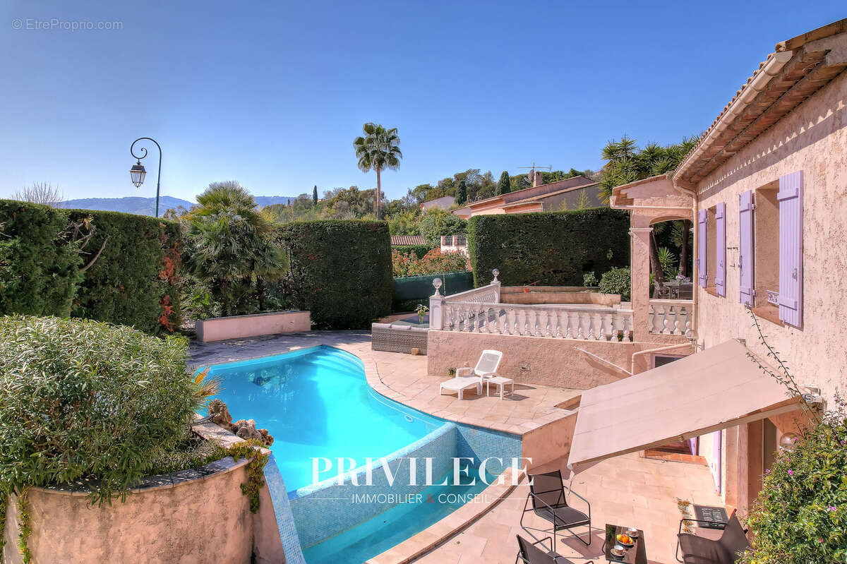 Maison à LA ROQUETTE-SUR-SIAGNE