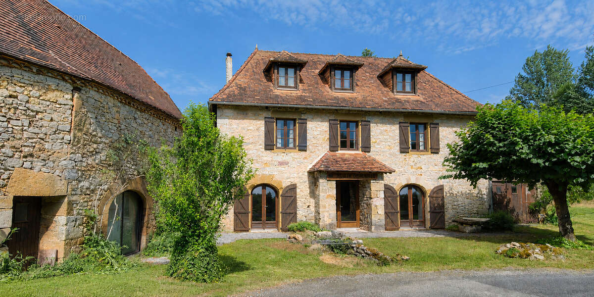 Ancien moulin en pierre, dépendances et près de 1,2 hectare dans un environnement privilégié - photo 2