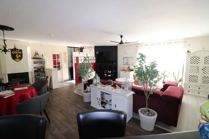 Maison traditionnelle à vendre 7 pièces MATHA (17) - photo 9