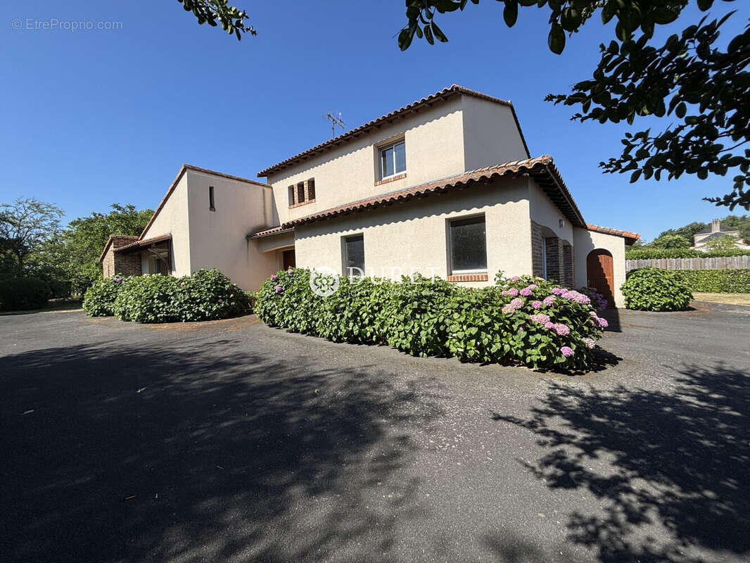 Maison à LE PUISET-DORE