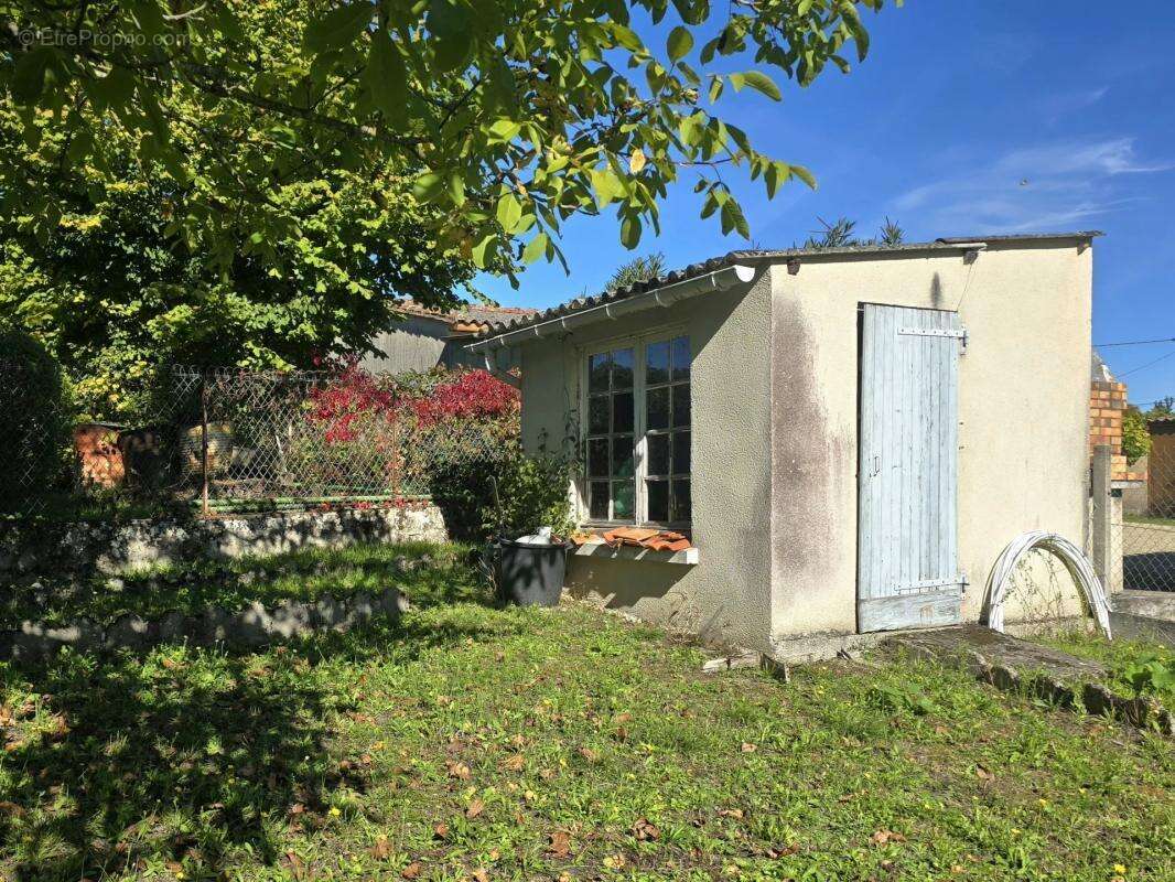 Maison à MONTMOREAU-SAINT-CYBARD