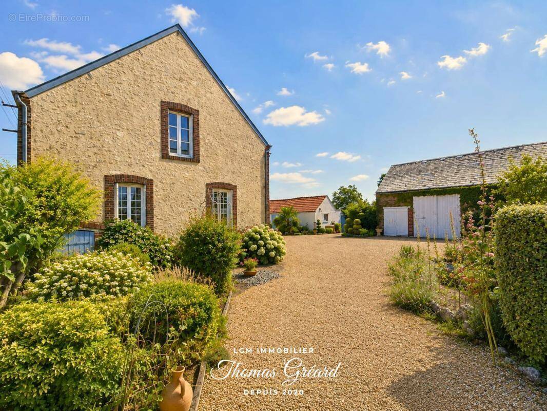 Propriété en pierre avec dépendances, vie de plain-pied et terrain de 2 168 m² à 10 minutes de Patay & 20 minutes de la base de  - photo 1