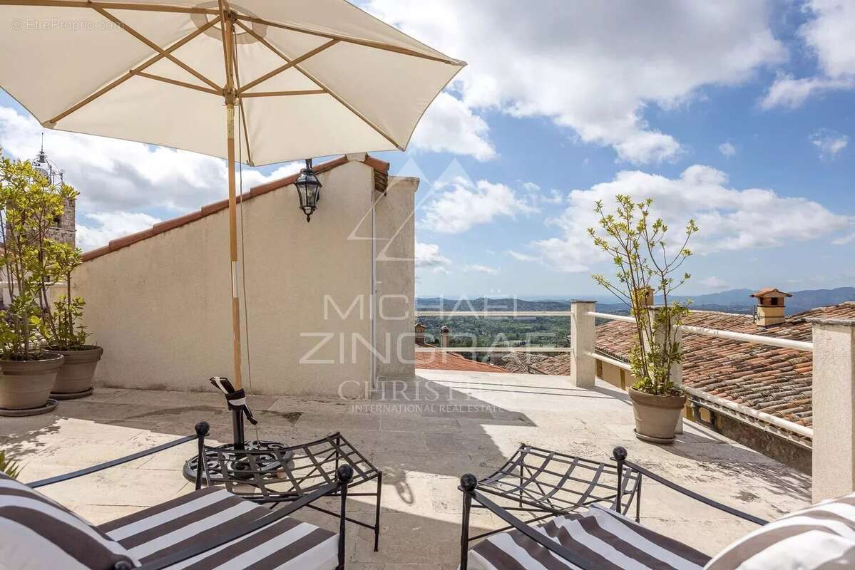 Appartement à CHATEAUNEUF-GRASSE